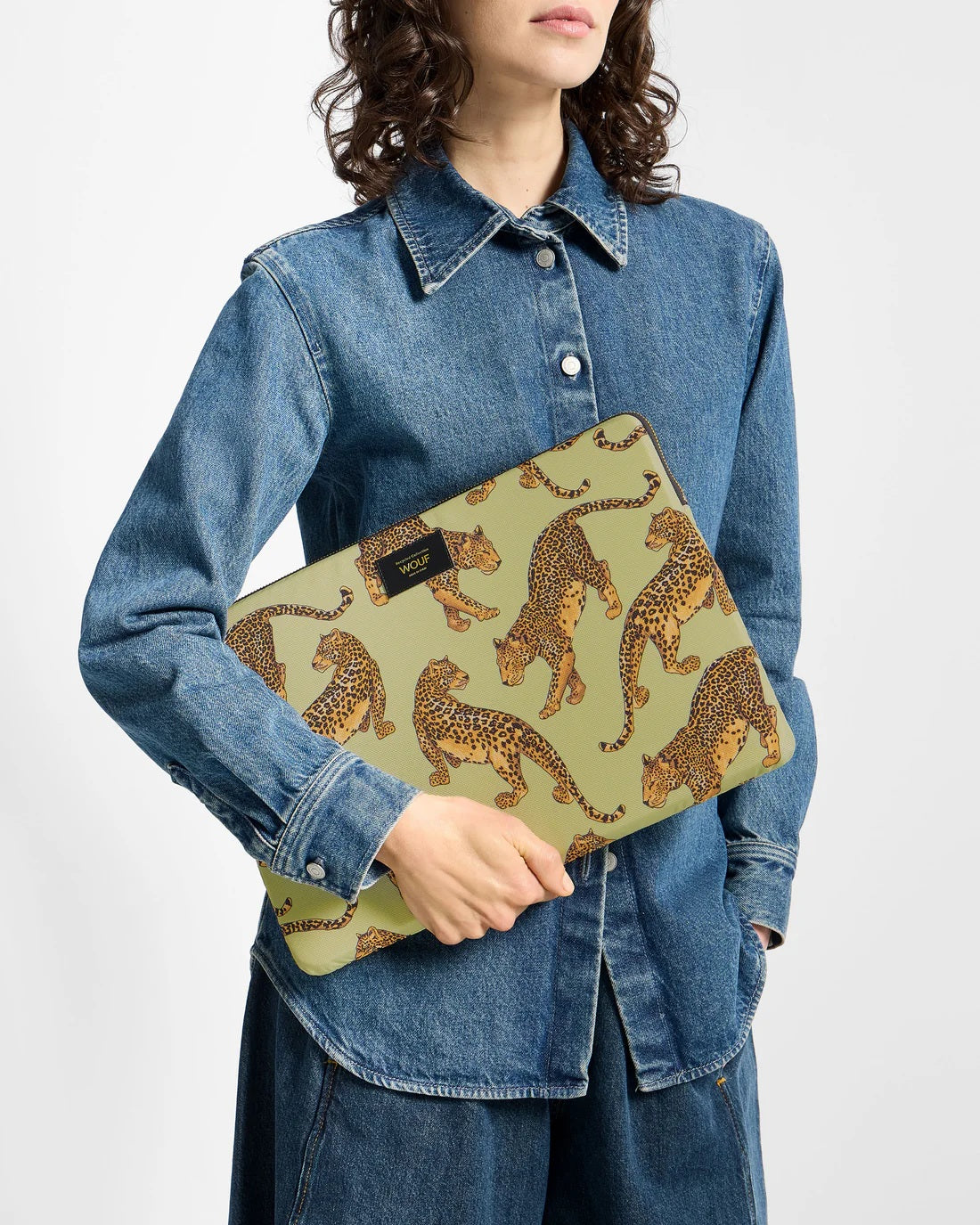 daily_laptop_sleeve_13___14_avo_leopard_SS260037_8474406999169_model.jpg