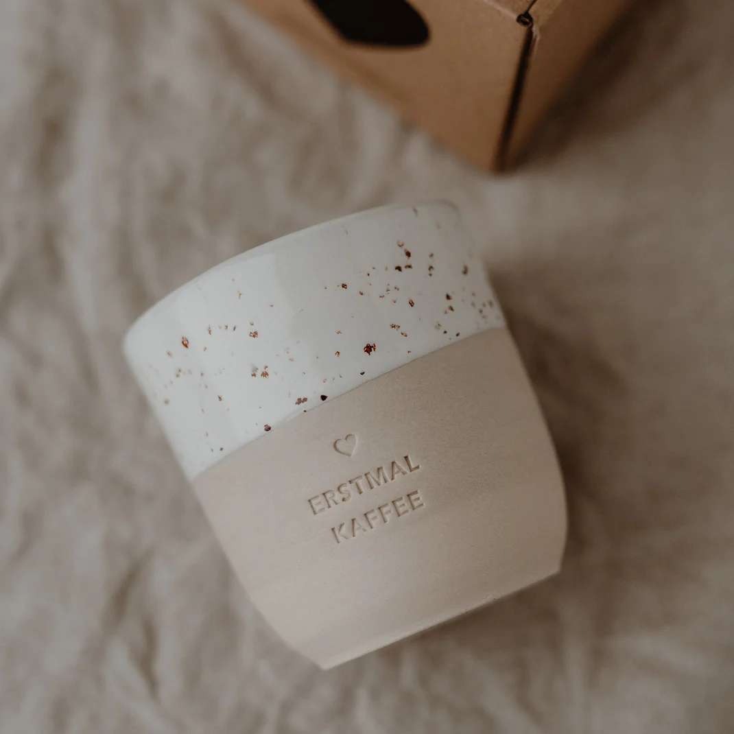 pot-037_becher_erstmalkaffee_photocredits_maggymelzer_3.png