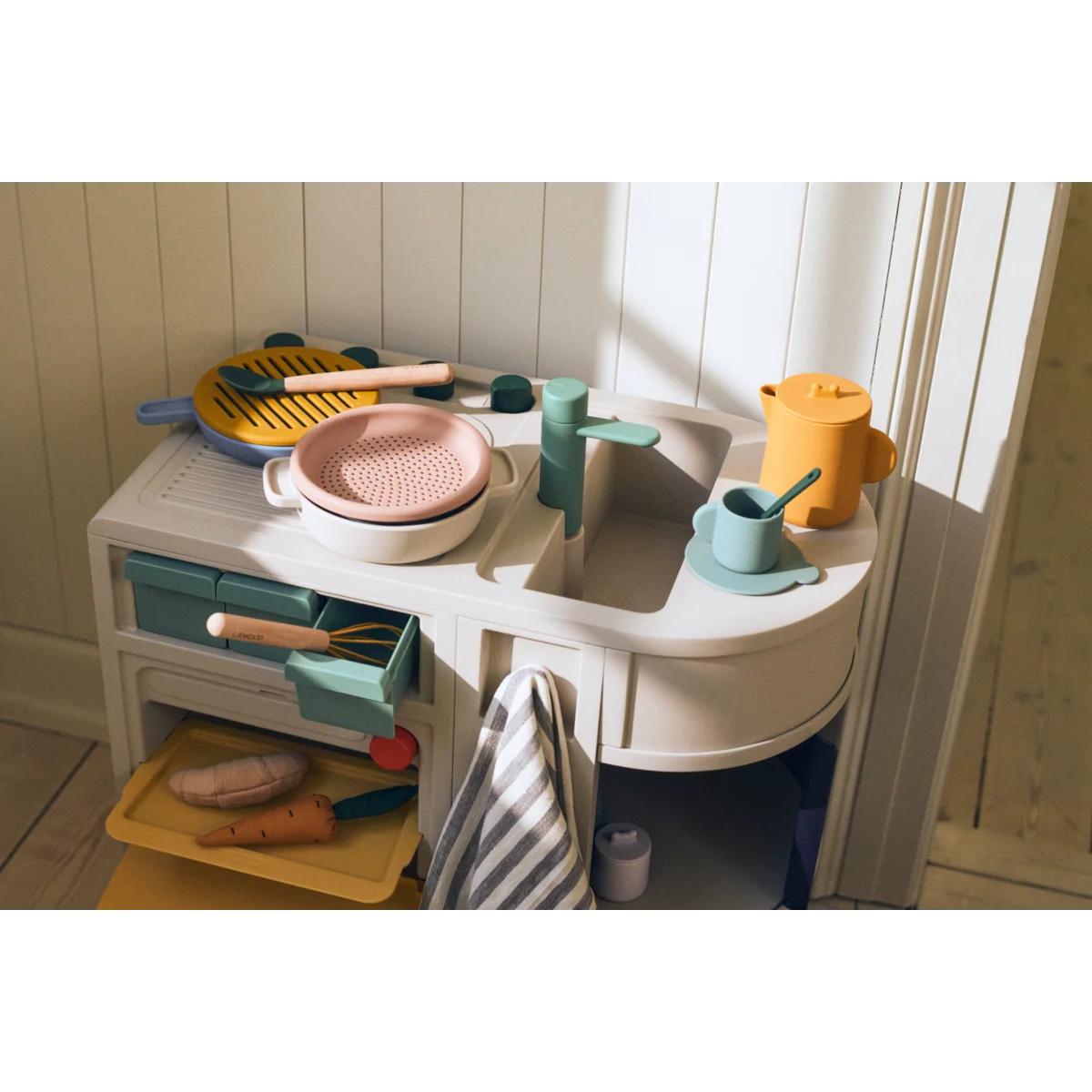 Elio Mealtime Play Set Beach Blue Multi mix.png