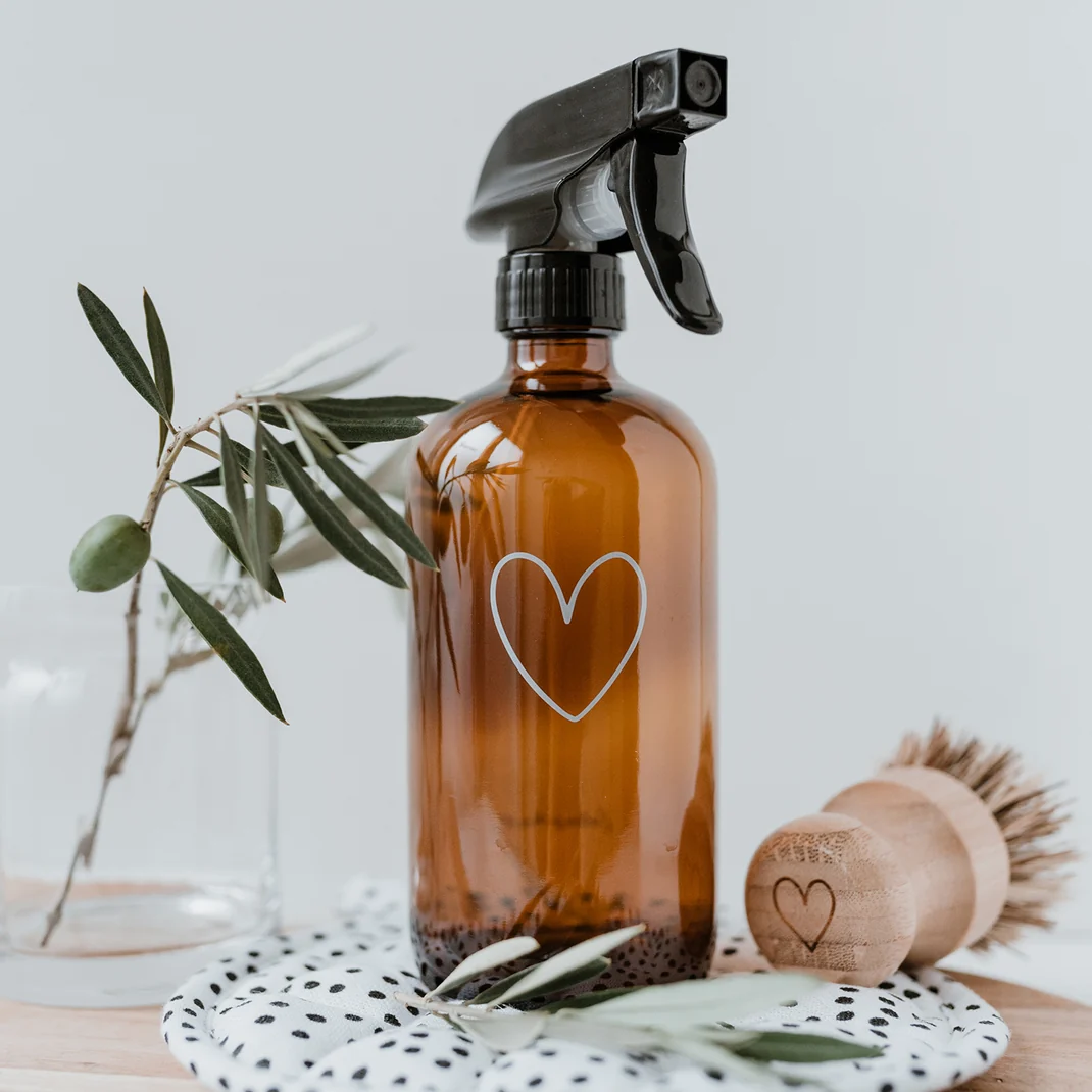 Spruhflasche_Herz_aus_Braunglas.png