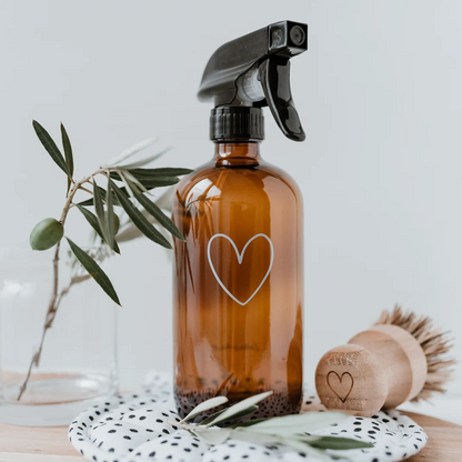 Spruhflasche_Herz_aus_Braunglas.png