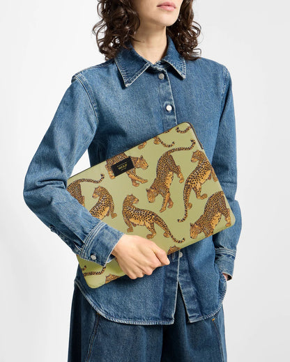 daily_laptop_sleeve_13___14_avo_leopard_SS260037_8474406999169_model.jpg