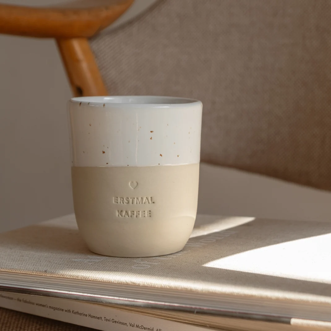pot-037_becher_erstmalkaffee_photocredits_ericanders_2 (1).png