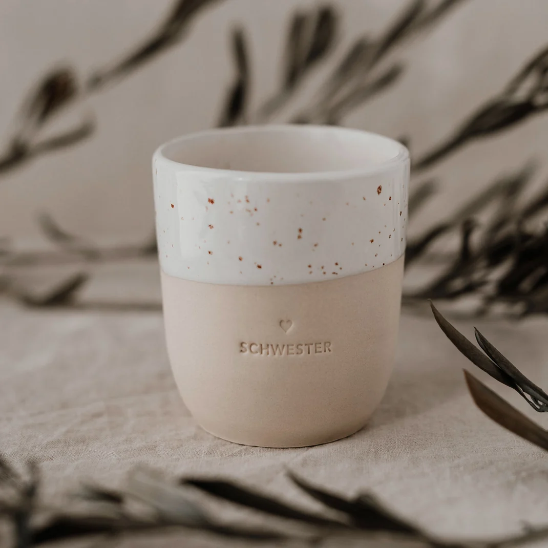pot-045_becher_schwester_photocredits_maggymelzer_6.png