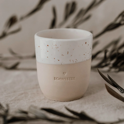 pot-045_becher_schwester_photocredits_maggymelzer_6.png