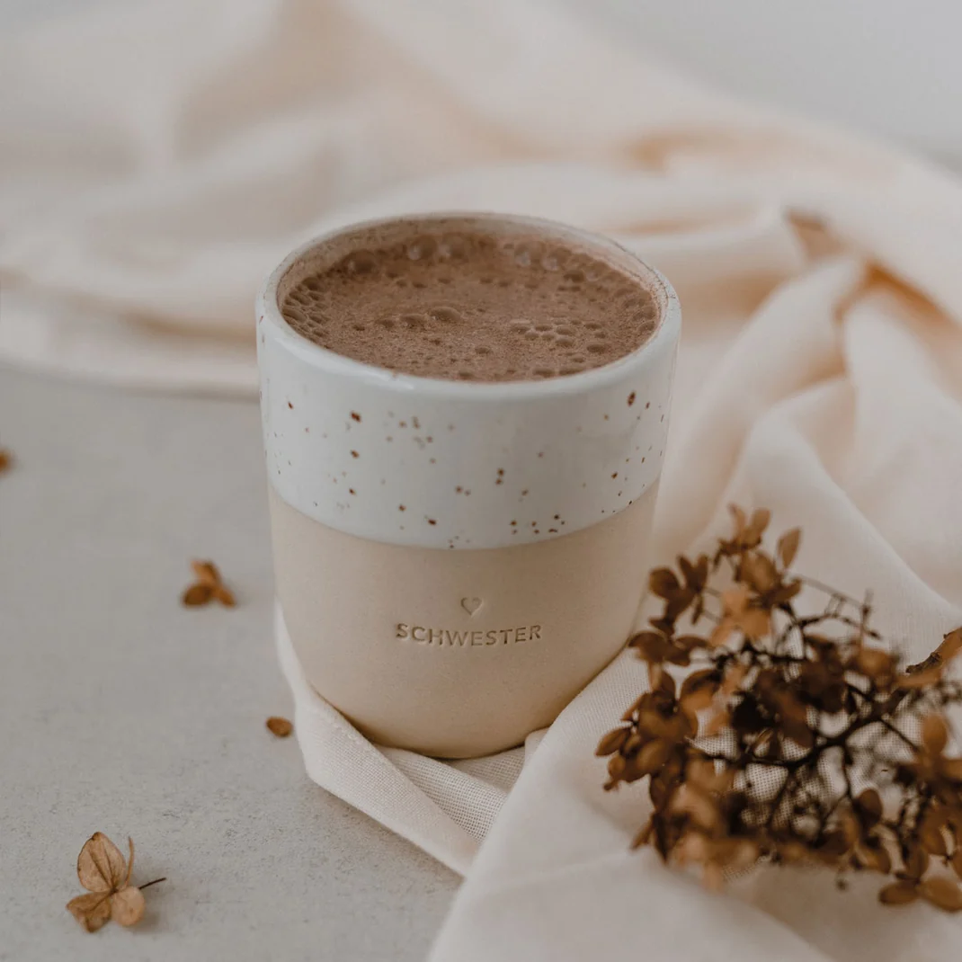 pot-045_becher_schwester_photocredits_maggymelzer_7_a664c033-b5e0-465f-ab00-4f4e93c192a8.png