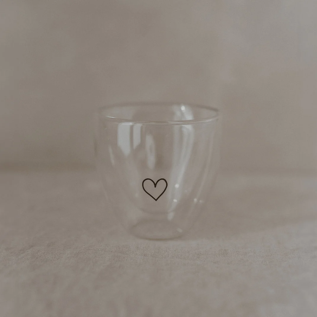 gl-142_glas_herz_photocredits_maggymelzer_2_bd855d63-f4b4-4feb-9240-bc86e3a6a054.png