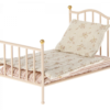 Vintage Bett in rose