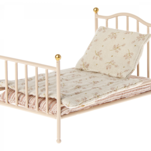 Vintage Bett in rose