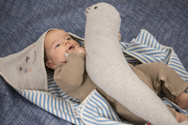 David Fussenegger Babydecke mit Kapuze Robbe blau – Bild 2